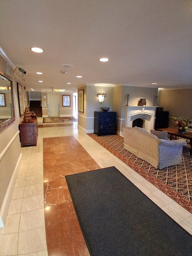 1004 Paradise Rd Unit 2M