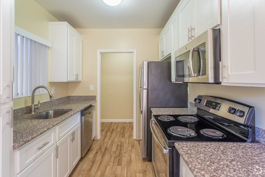 2BR, 2BA - Kitchen
