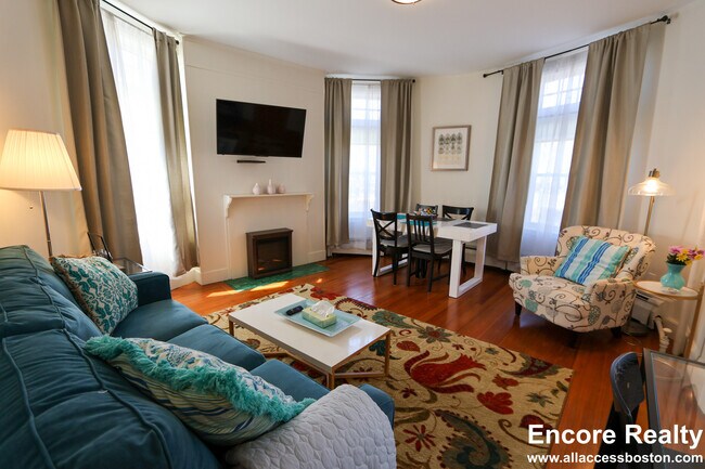 Building Photo - 1871 Beacon St Unit 3