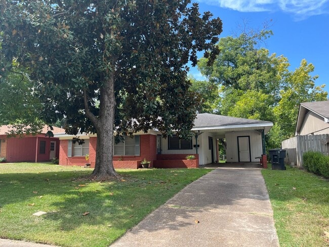 Close to Youree-Shreve Island-The Duck Pond - Close to Youree-Shreve Island-The Duck Pond House