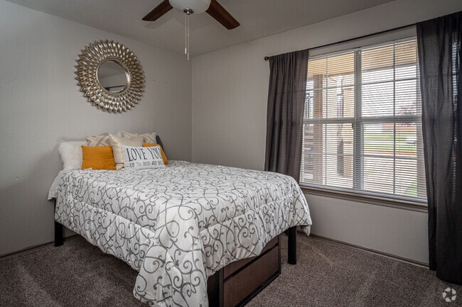 2BR, 2BA - 930SF - Fifteen12