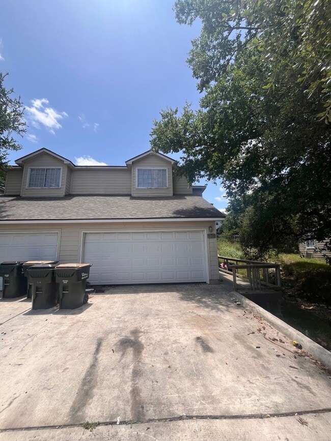 933/935 - 933/935 Apartment Unit 935 Sagewood Trail