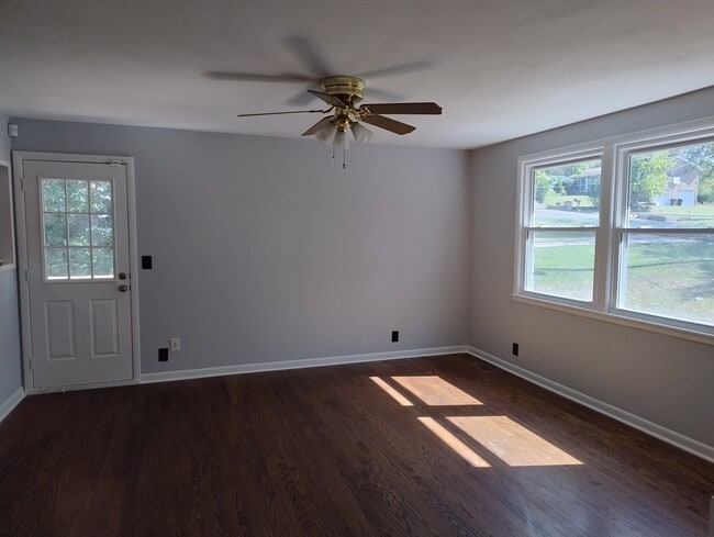 Photo - 121 Robinhood Cir