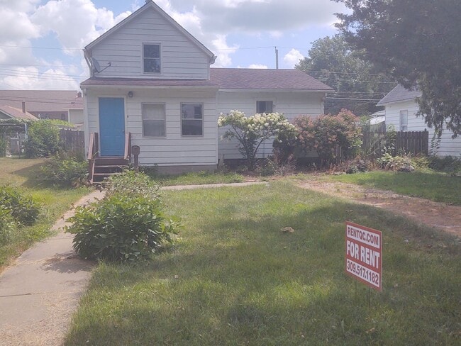 Building Photo - Great house with a big yard