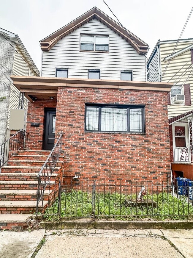 Building Photo - 195 Hutton St Unit 2 Rental