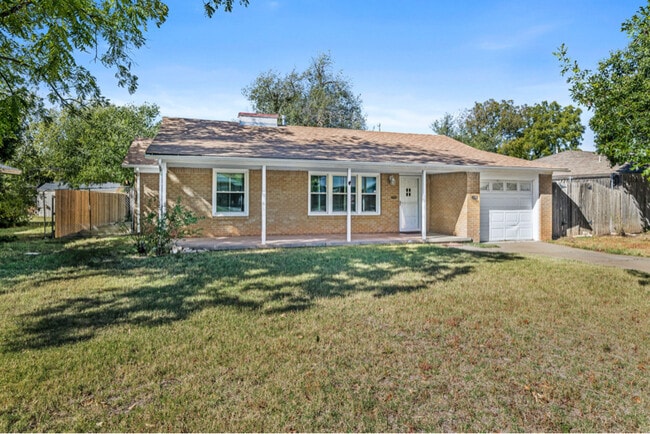 Photo - 2104 S Travis St