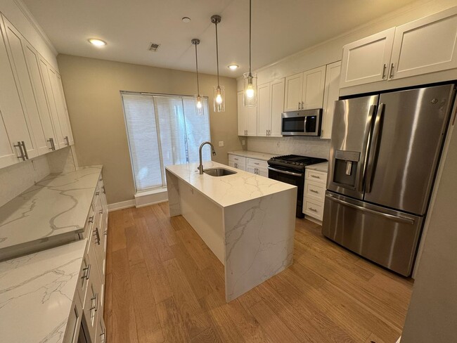 Building Photo - Bi-Level Newer Construction in the Heart o... Rental