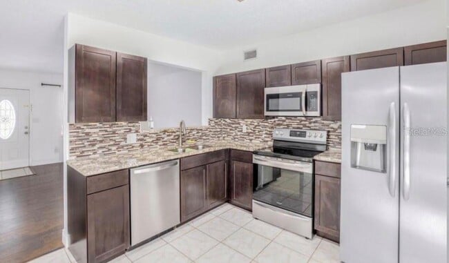Photo - 1625 Queensway Rd