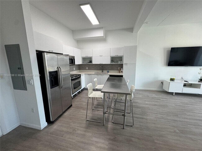 Photo - 234 NE 3rd St Unidad 905