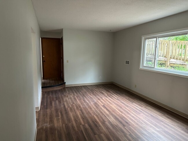 Building Photo - 1 bedroom 1 Bathroom Lower of Level Duplex...
