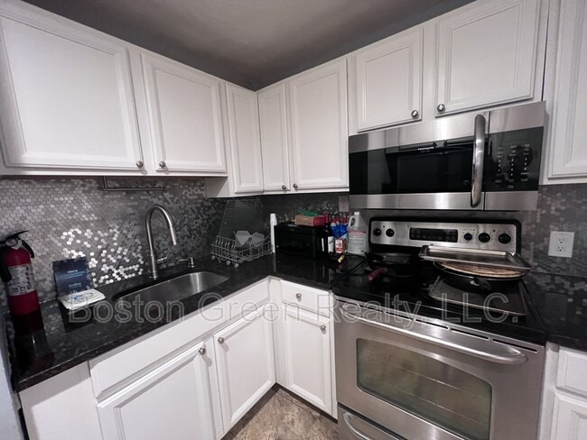 Building Photo - 50 Seymour St