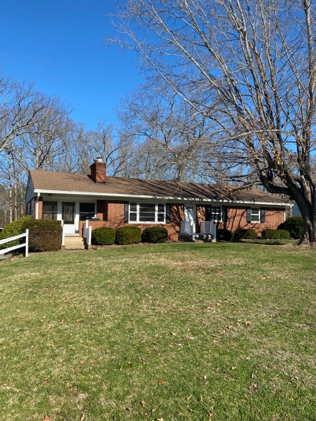 Building Photo - 242 White Pine Dr Rental