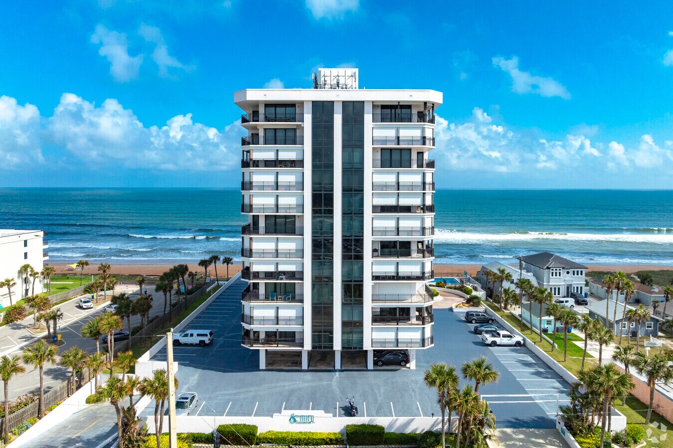 Alternar - Gemini Condominiums