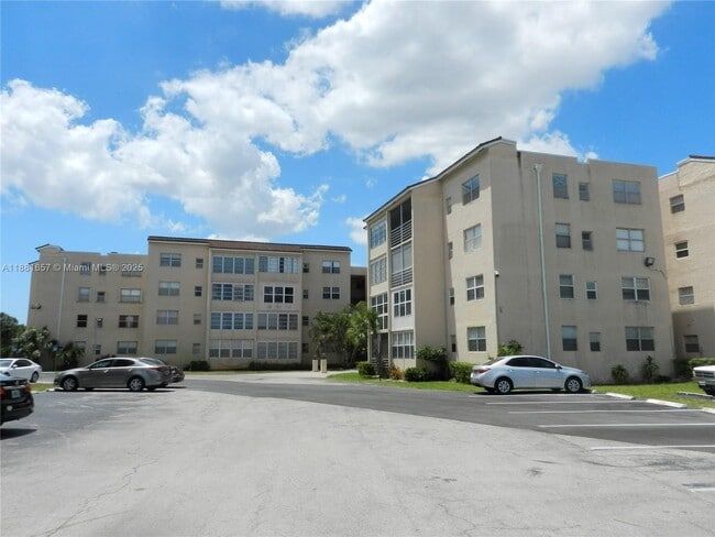 Building Photo - 2860 Somerset Dr Unit 211K Rental