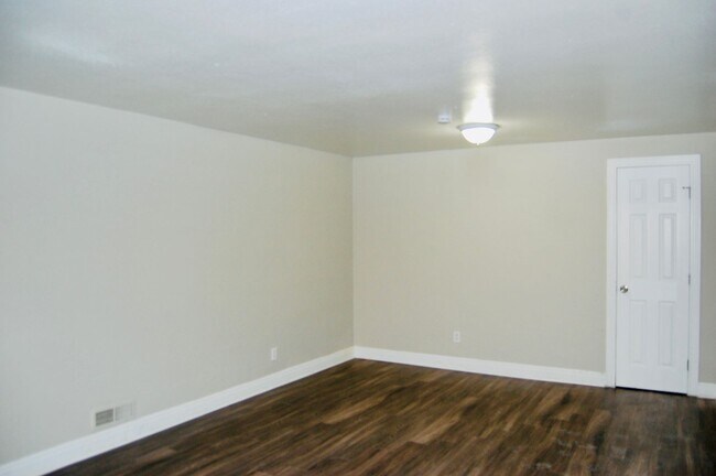 Photo - Updated 3Bedroom- In-Unit Laundry-$1,000 Move-In credit Unidad #1181
