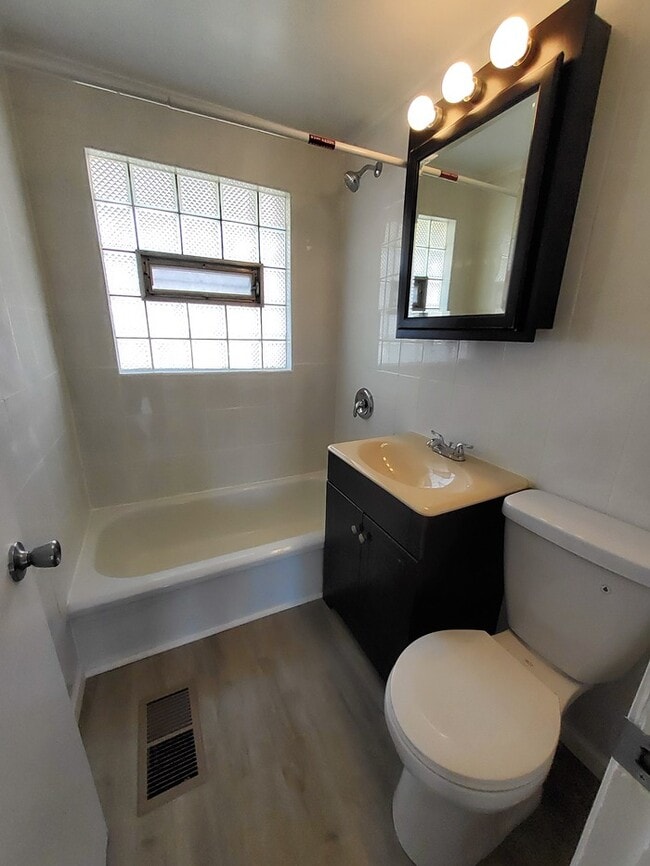 A must see! 2 Bedroom 1 bath 1/2 Duplex - A must see! 2 Bedroom 1 bath 1/2 Duplex