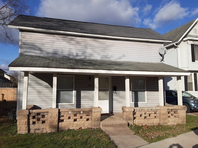 Building Photo - 256 W Main St Rental
