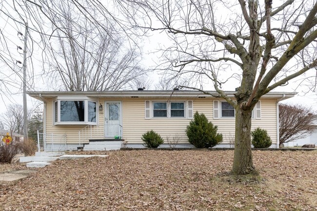 Building Photo - Extremely sharp 3BR house in Bloomington  Central air.  Washer/dryer.