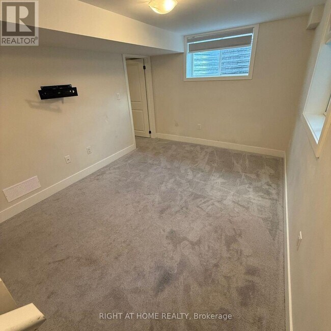 Photo - 961 Deveron Crescent