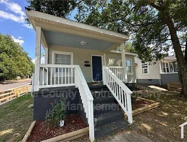 Building Photo - 1601 Center St S