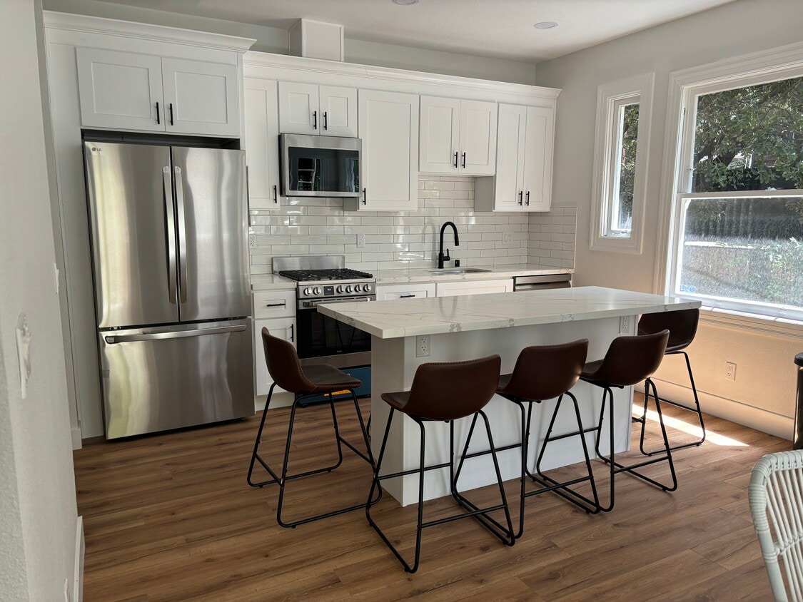 Photo - 6 Beds, 2.5 Baths