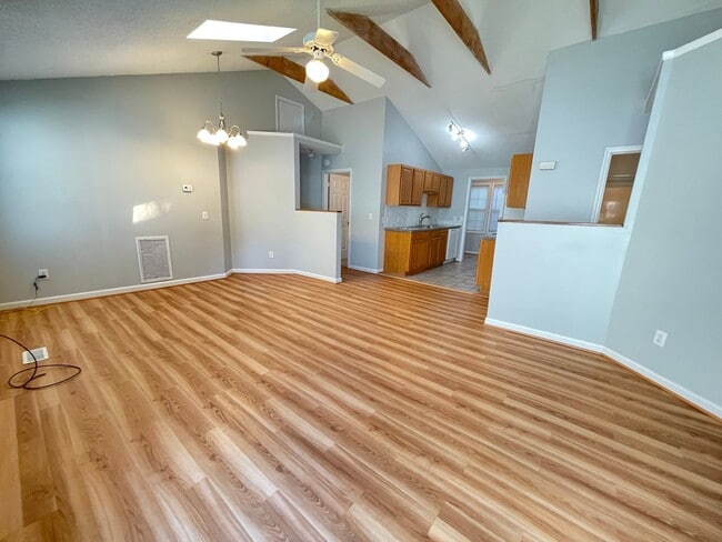 Photo - Great location! 4br house w/ parking, larg...