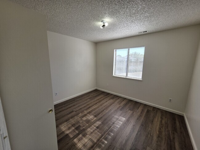 Photo - 987 Iowa Ave Unit B