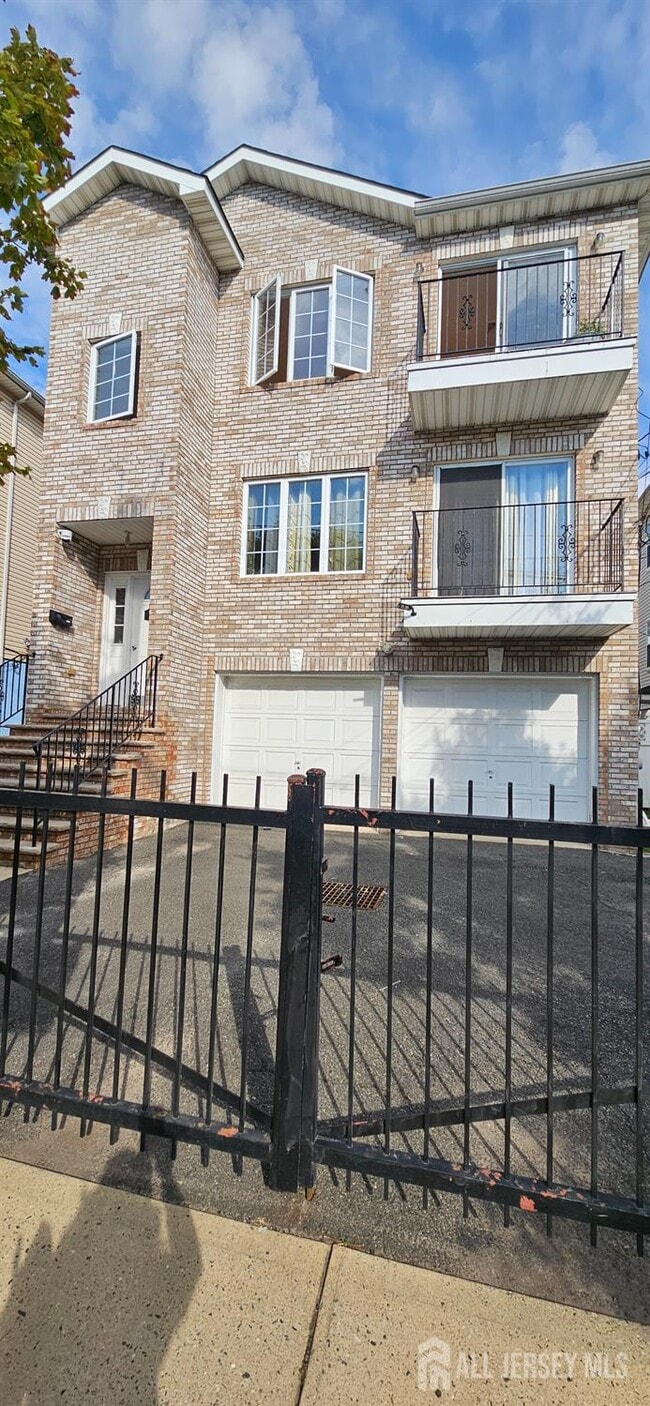 655 4th St Unit 3