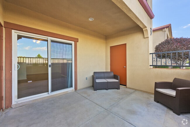 2BR, 2BA - 926SF - Patio