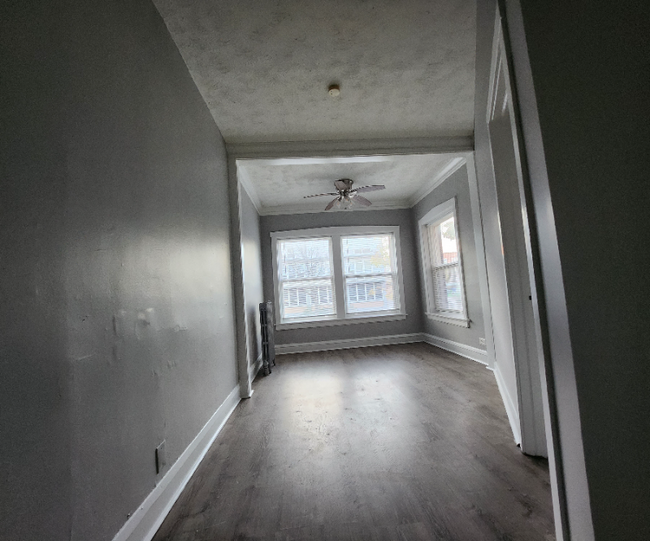 Building Photo - 6633 S Ellis Ave Rental
