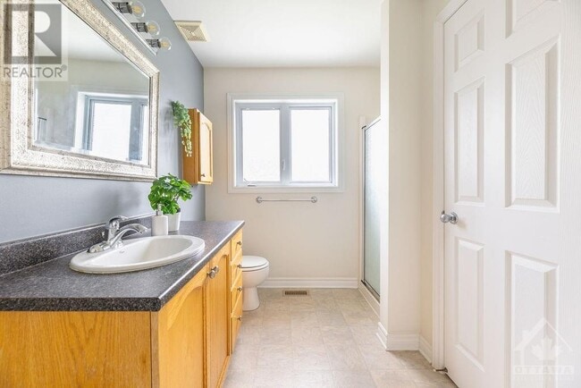 Photo - 214 Montmorency Way