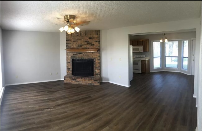 Building Photo - Stunning 3 bed 3 bath Rental