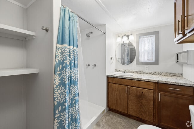 1BR, 1BA - 784SF - Primary Bathroom