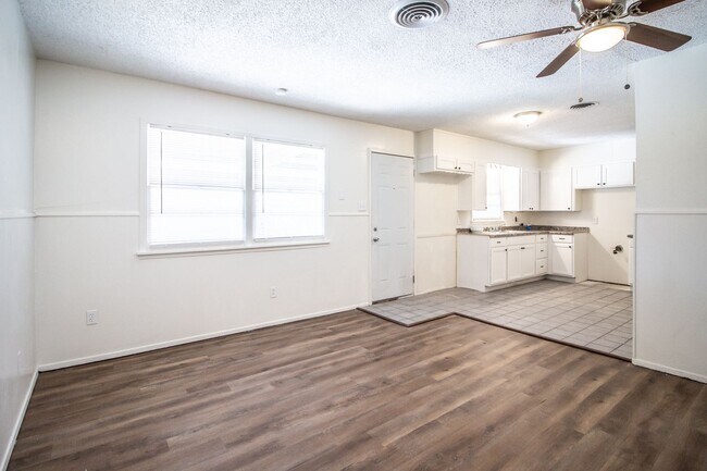 Photo - 3 Bedroom 2 bathroom house in convenient l...