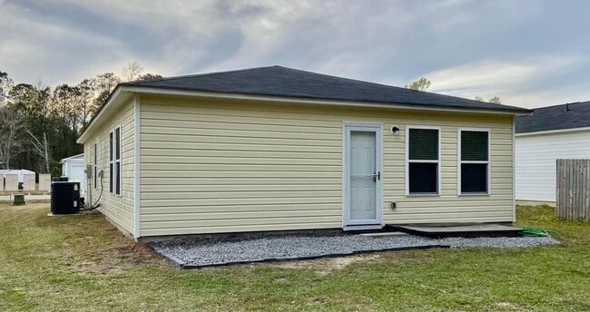 Photo - 67 Shamrock Dr SW