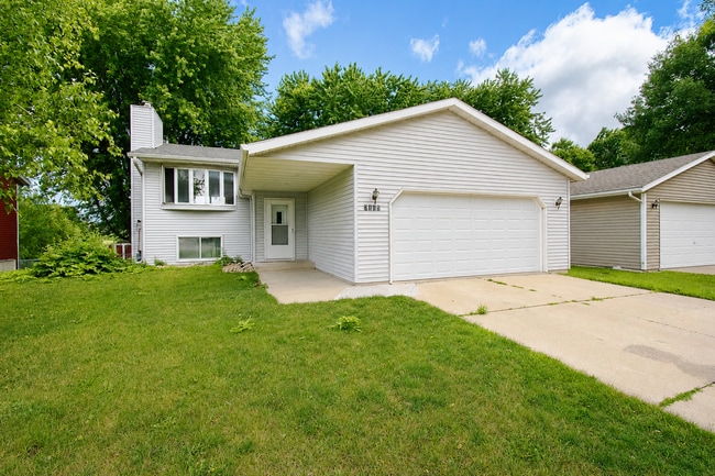 Building Photo - Updated 4br home with private backyard!