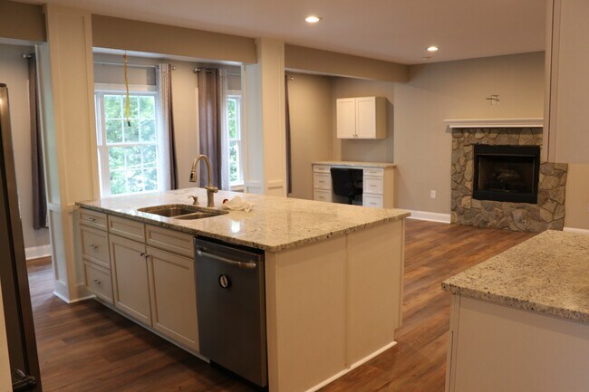 Photo - 715 Rockingham Rd