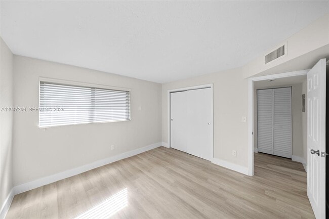 Building Photo - 1330 W 29th St Unit 34