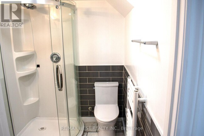 Photo - 365 Silverthorn Ave