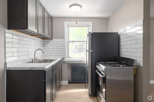 1BR, 1BA - 500SF - Premium Classic - Kitchen - Nottingham Apartments in Hamilton, NJ