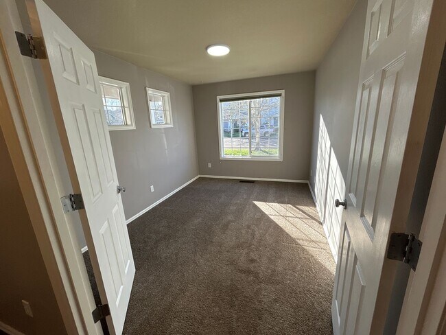 Photo - Beautiful 4 Bedroom Home in Desirable Willamette Landing!!