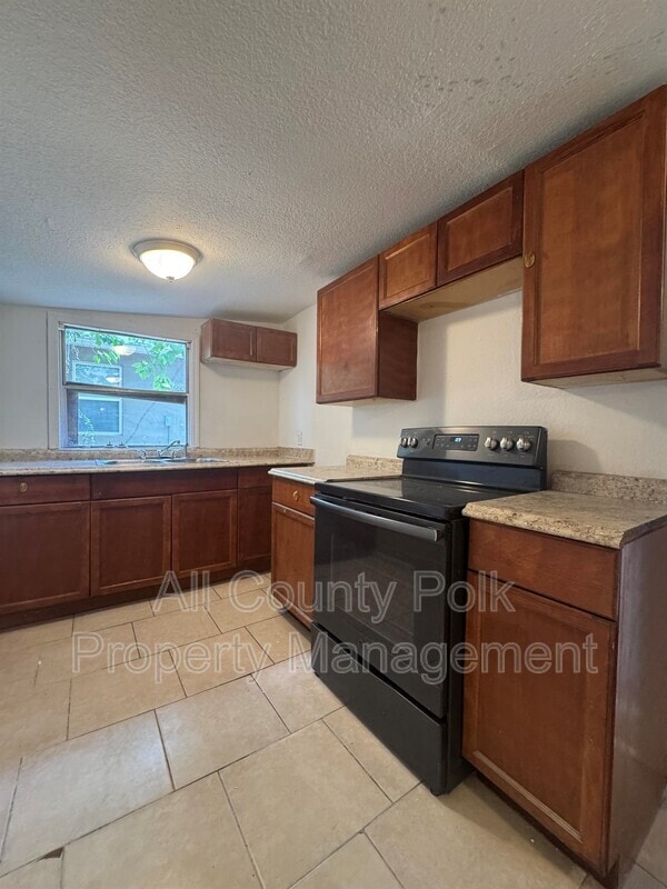 Photo - 721 Emma St