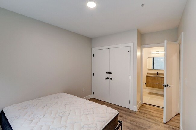 Cypress on Vine Furnished Rooms