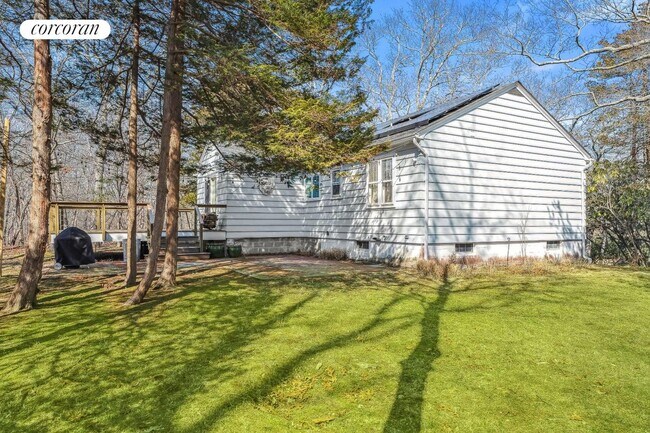 Photo - 42 W Neck Rd