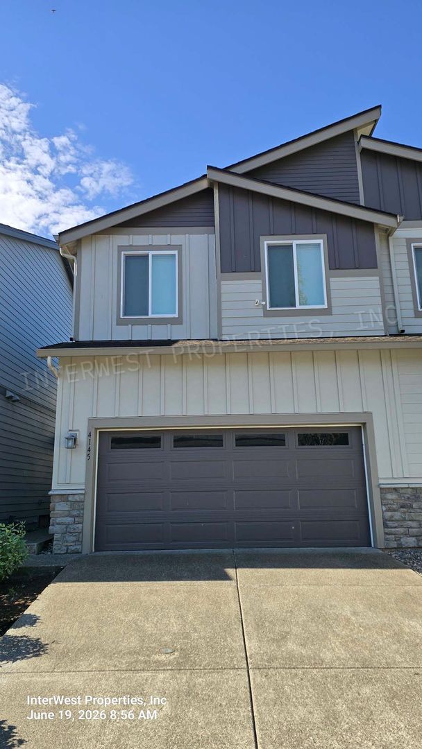 Building Photo - Beautiful Newer Construction 3bd 2.5ba Row House in Ridgefield With 2 Car Garage, Fenced Backyard...
