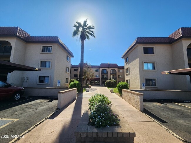 Building Photo - 3033 E Devonshire Ave Unit 1028