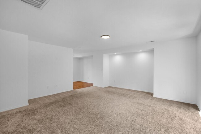 Photo - Comfortable 3BR/2BA Home in Kent – Fenced Backyard & Deck Unidad Apt A