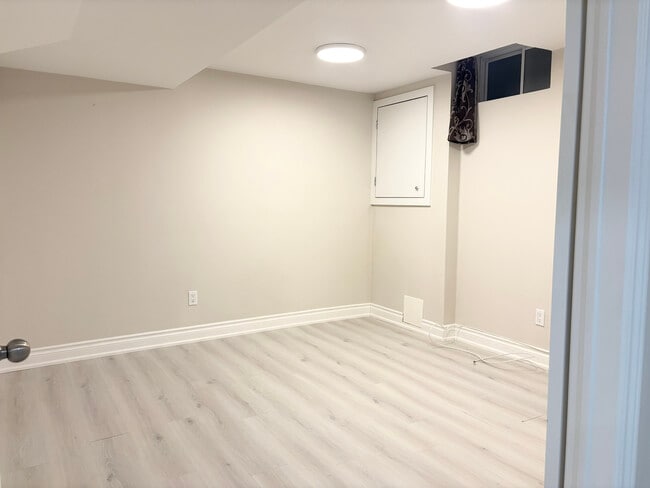 Photo - 2 BED - 2 BATH - MISSISSAUGA - BASEMENT Unit 2