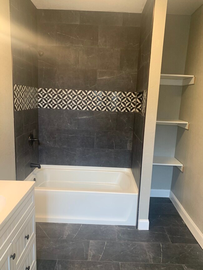 Photo - 1118 E Carson St