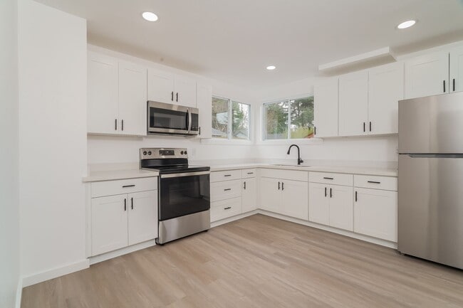 Building Photo - Spacious 4-Bedroom Gem Perfect for Enterta... Rental